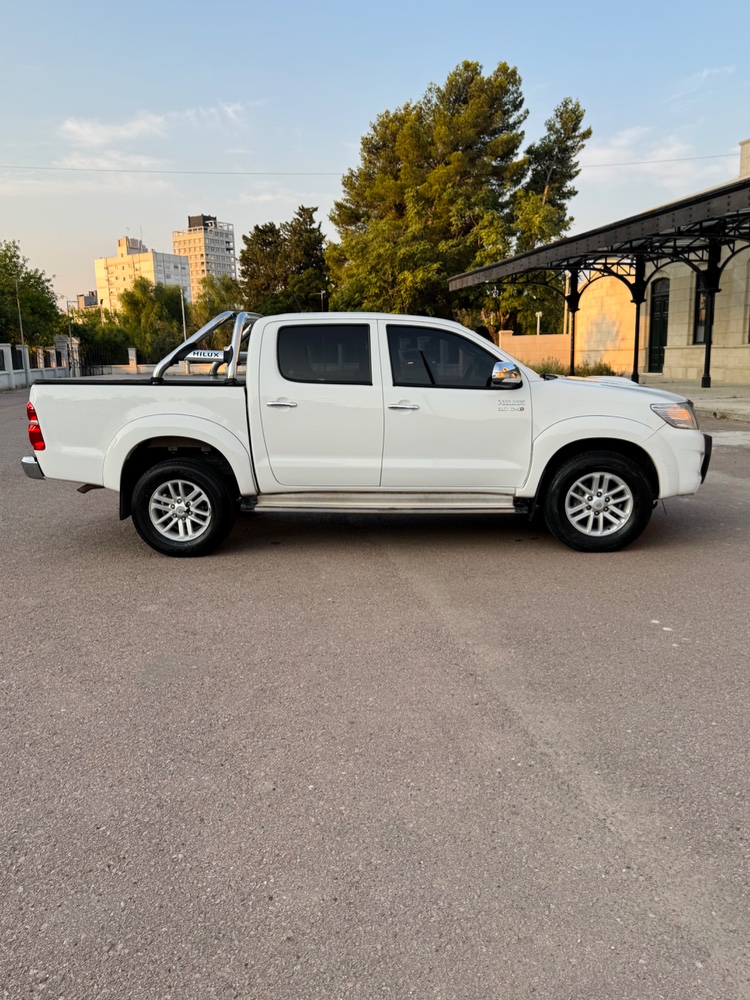 Toyota Hilux SRV — foto 11