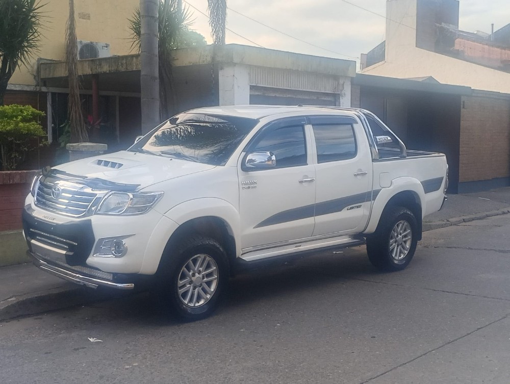 Toyota Hilux 3.0 DC 4x4 TDI SRV cuero — foto 3