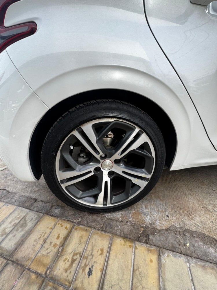 Peugeot 208 GT Line — foto 3