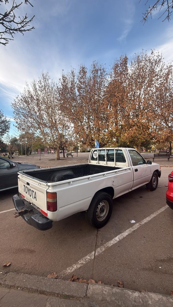 Toyota Hilux STD — foto 2
