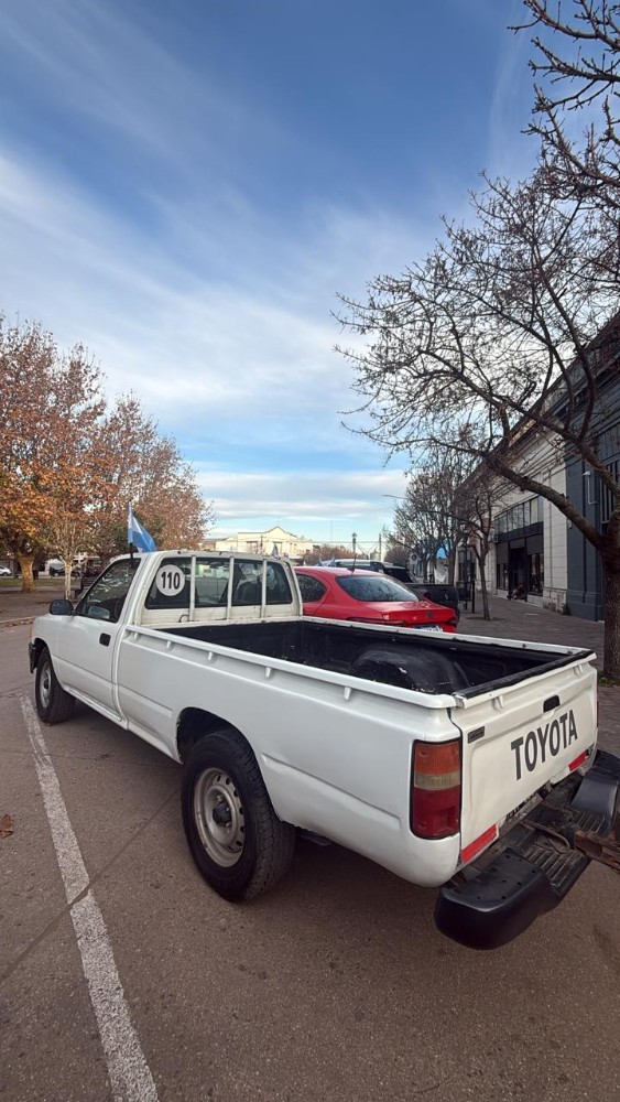 Toyota Hilux STD — foto 3
