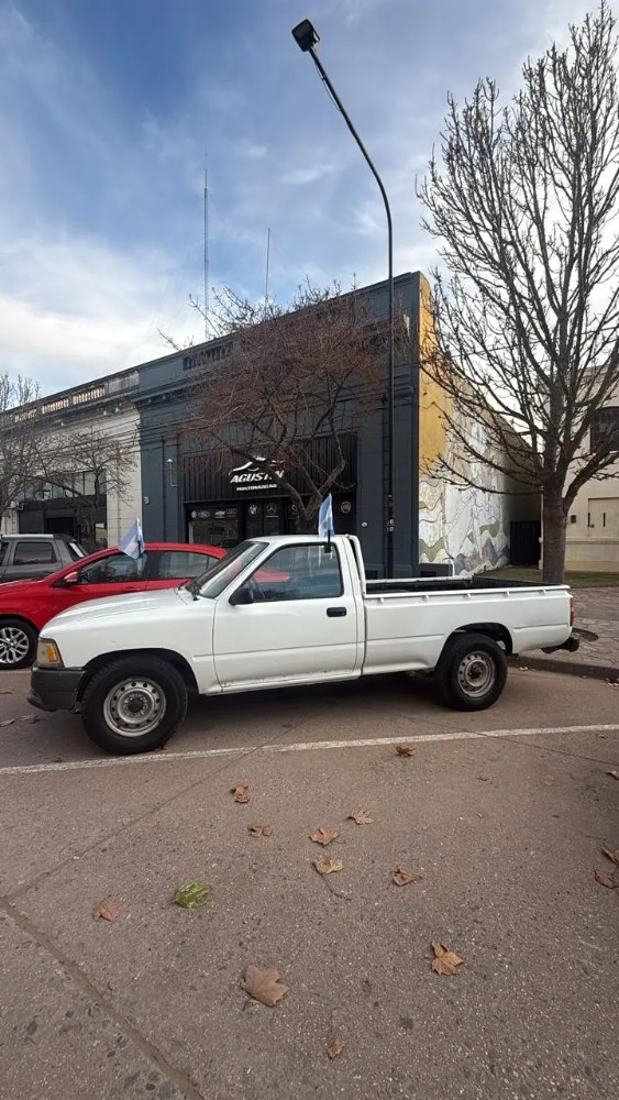Toyota Hilux STD — foto 5