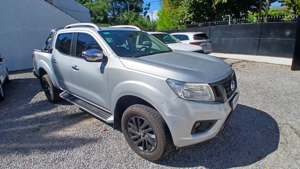 Nissan Frontier LE  LE 