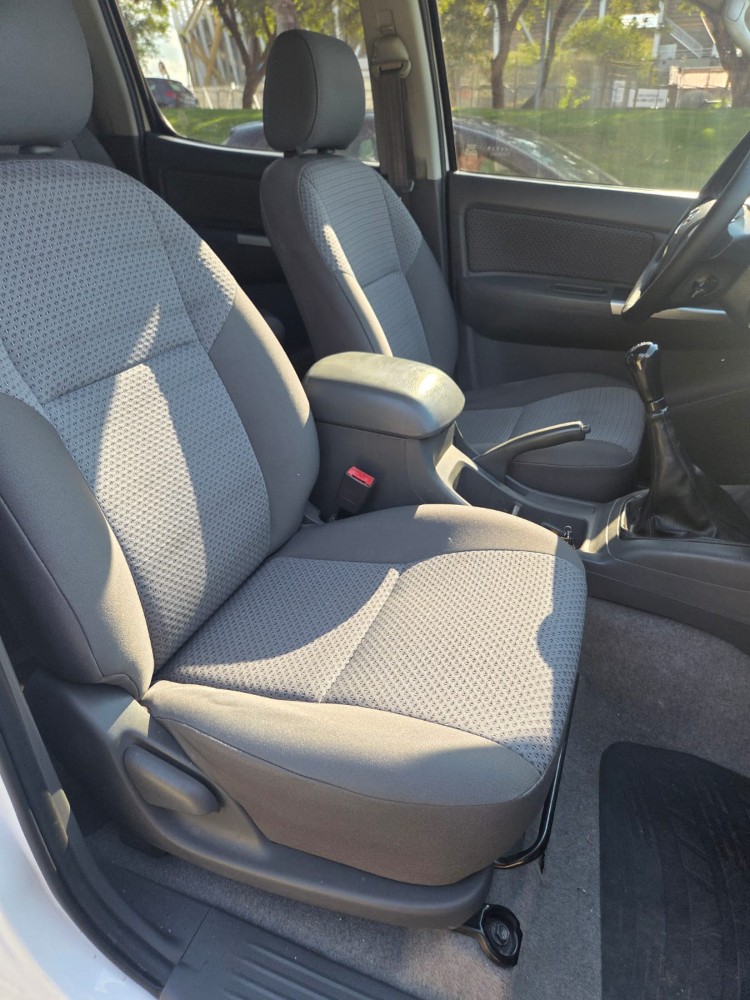Toyota Hilux SR — foto 9