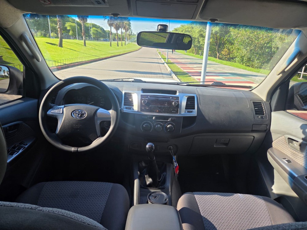 Toyota Hilux SR — foto 10