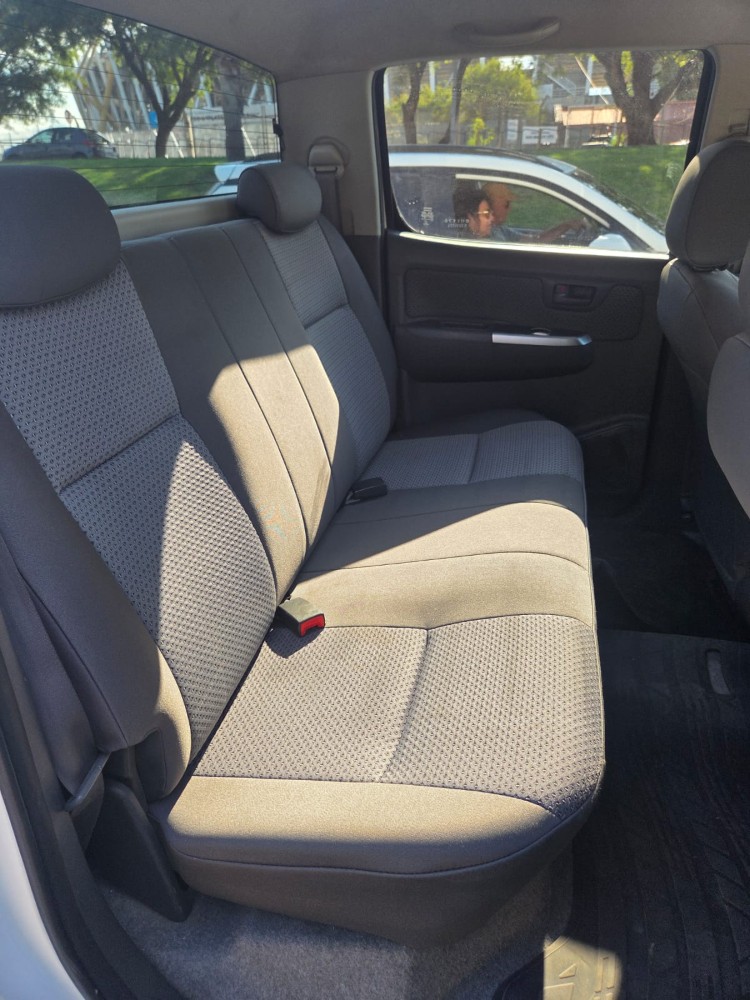 Toyota Hilux SR — foto 11