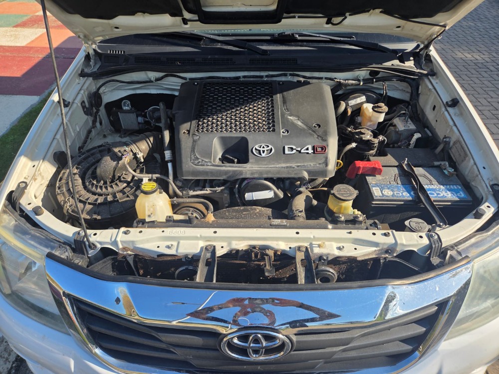 Toyota Hilux SR — foto 12