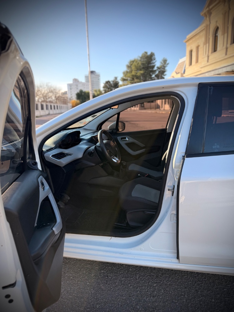 Peugeot 208 — foto 3