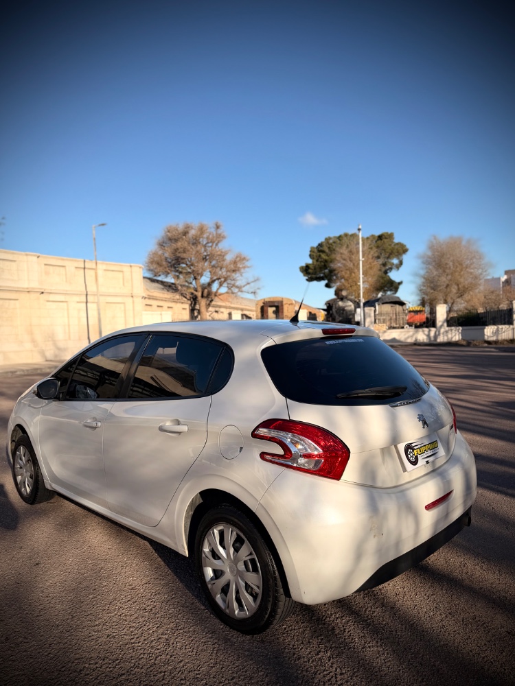 Peugeot 208 — foto 8
