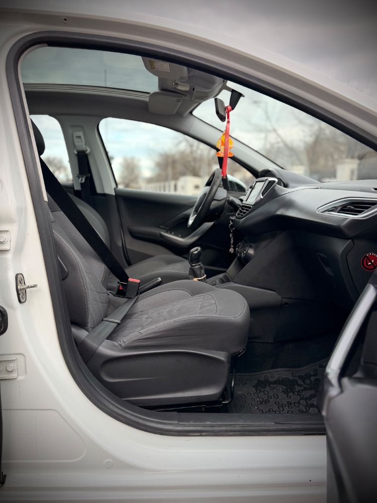 Peugeot 208 Feline — foto 3