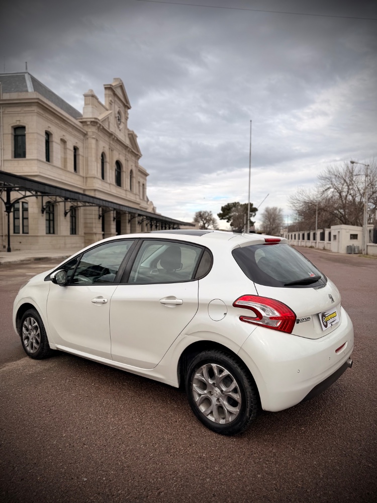 Peugeot 208 Feline — foto 16
