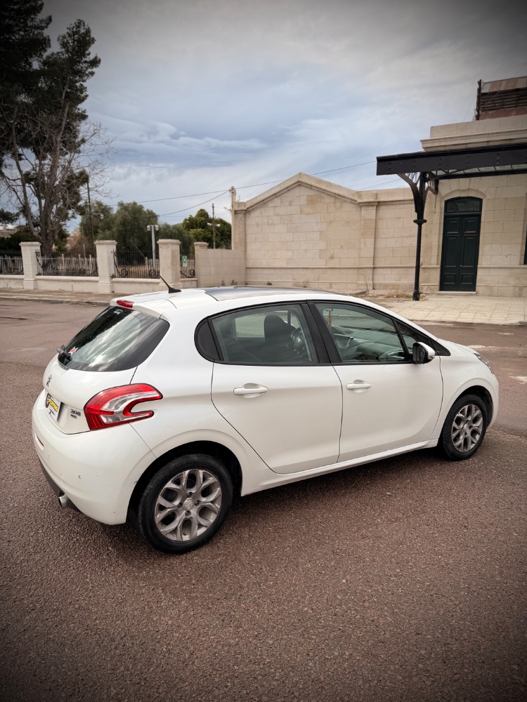 Peugeot 208 Feline — foto 18