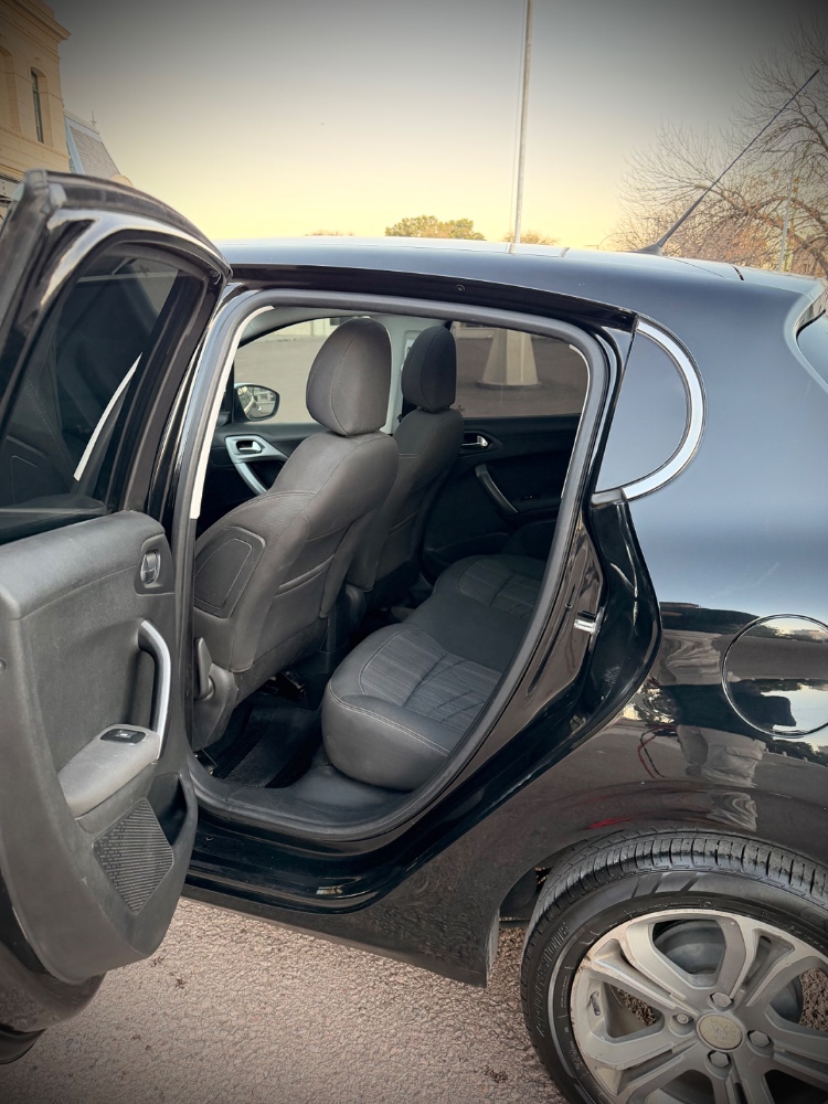 Peugeot 208 — foto 8