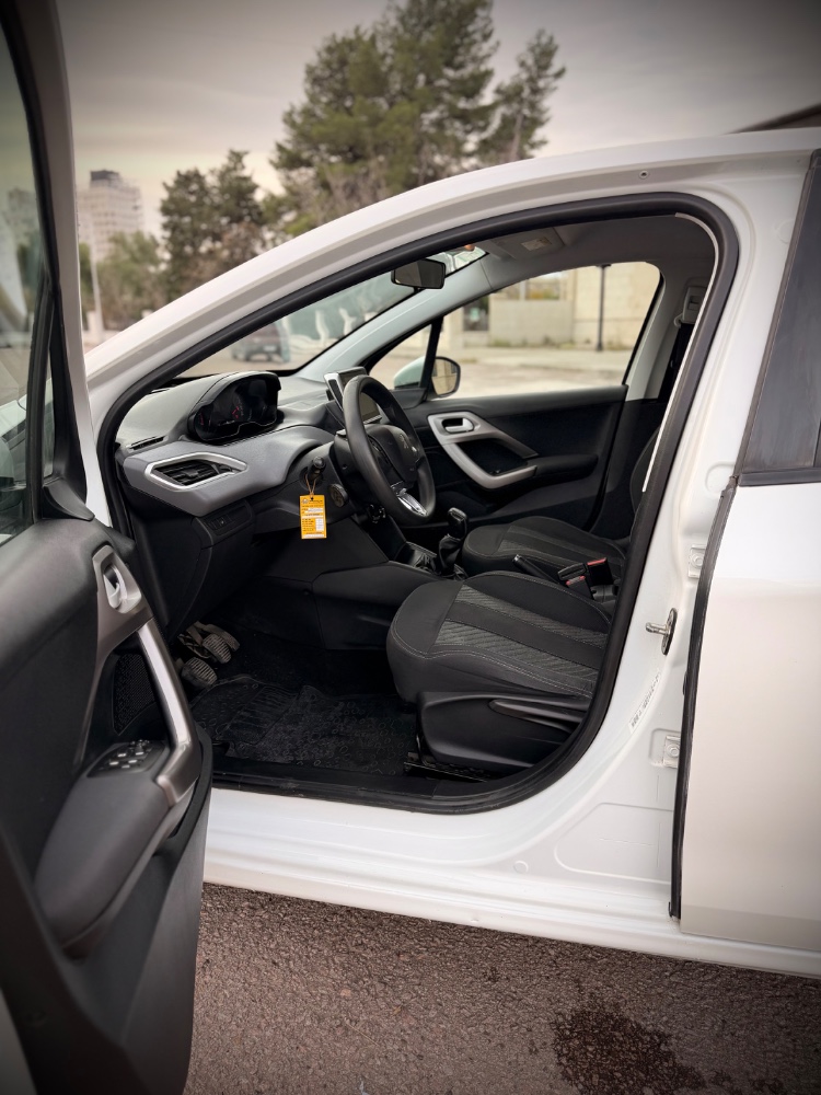 Peugeot 208 — foto 4