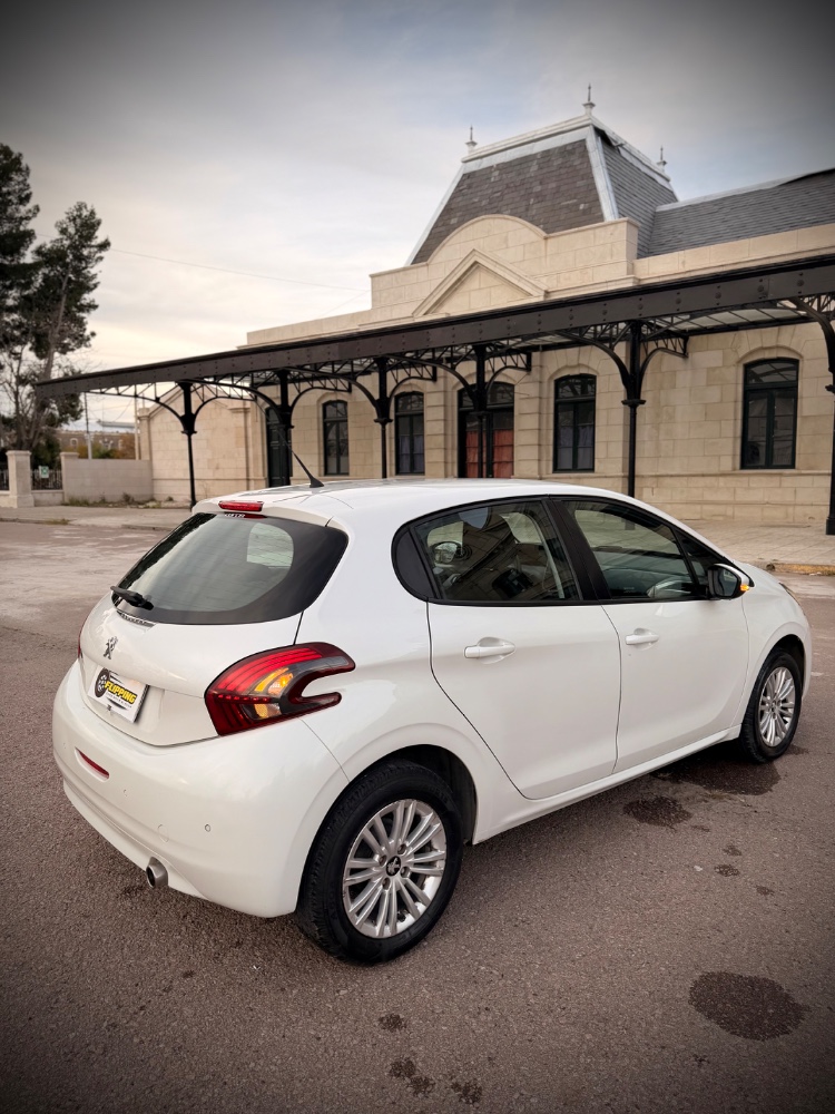 Peugeot 208 — foto 9