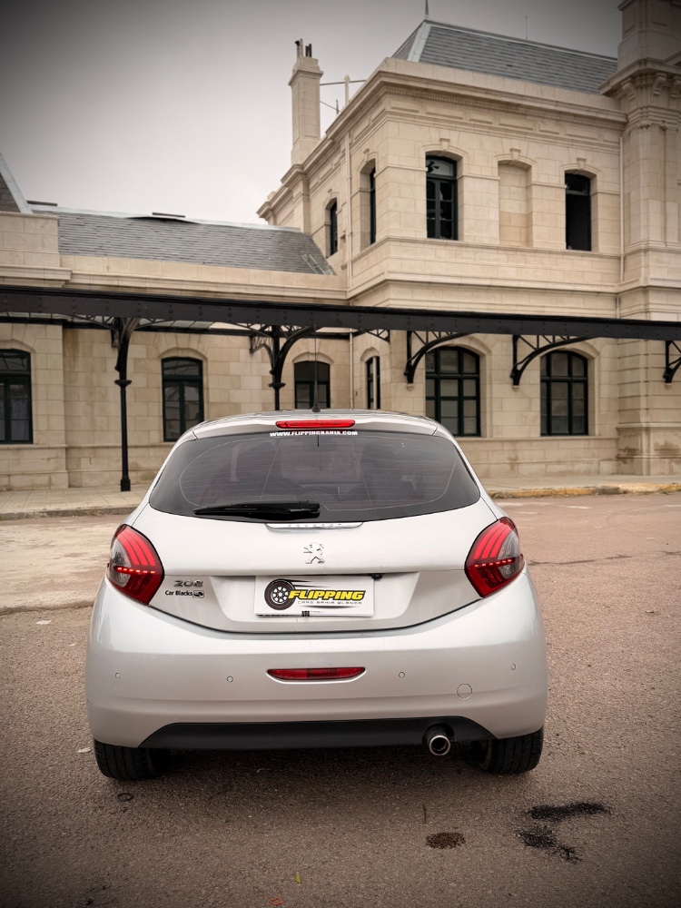 Peugeot 208 Feline — foto 10