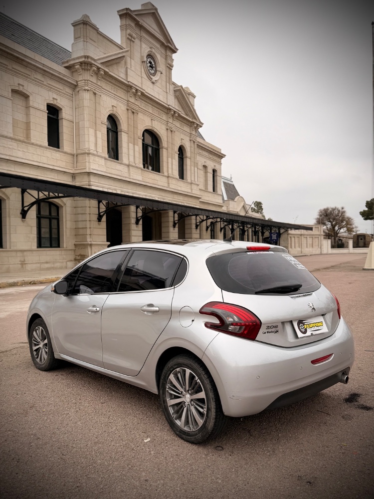 Peugeot 208 Feline — foto 11