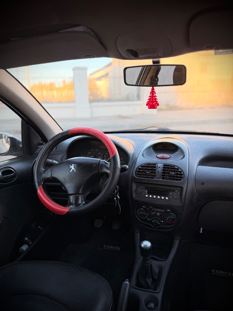 Peugeot 207 COMPACT — foto 2