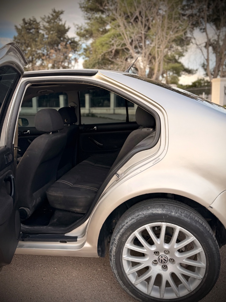 Volkswagen BORA 4P 1,8 T Highline 180CV — foto 6