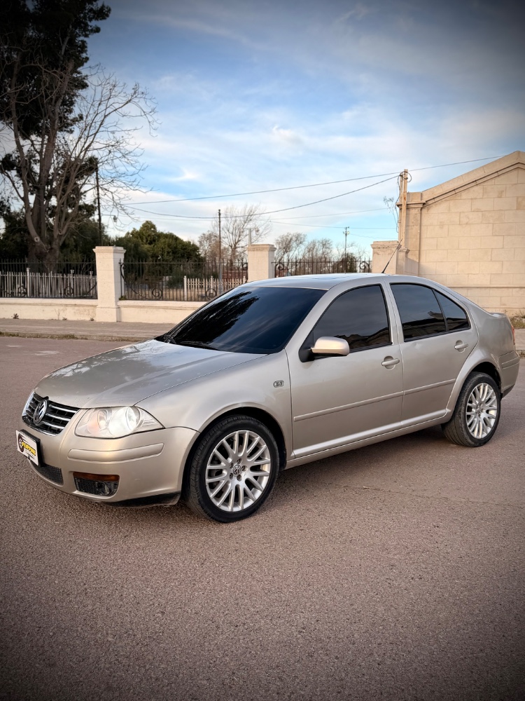 Volkswagen BORA 4P 1,8 T Highline 180CV — foto 11