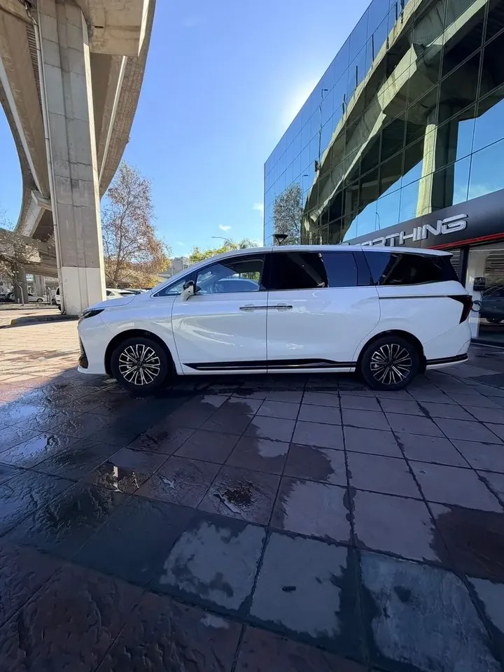 Forthing V9  PHEV Van 1,5 T AT 7asientos Hibrido — foto 3
