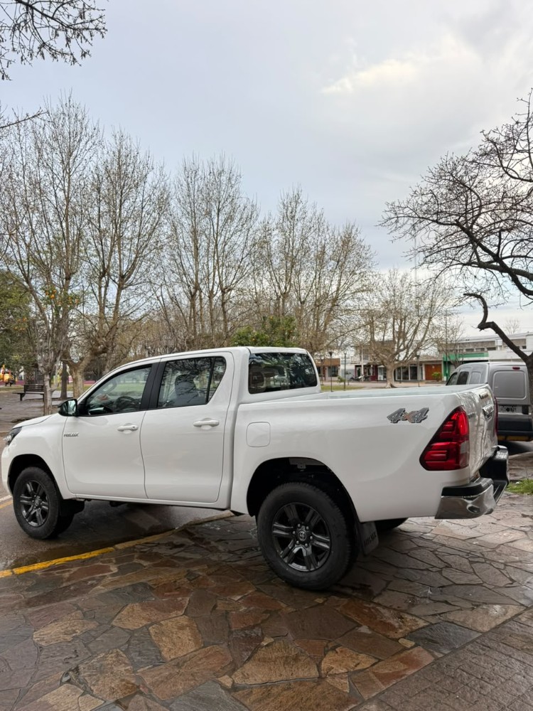 Toyota Hilux SR — foto 4