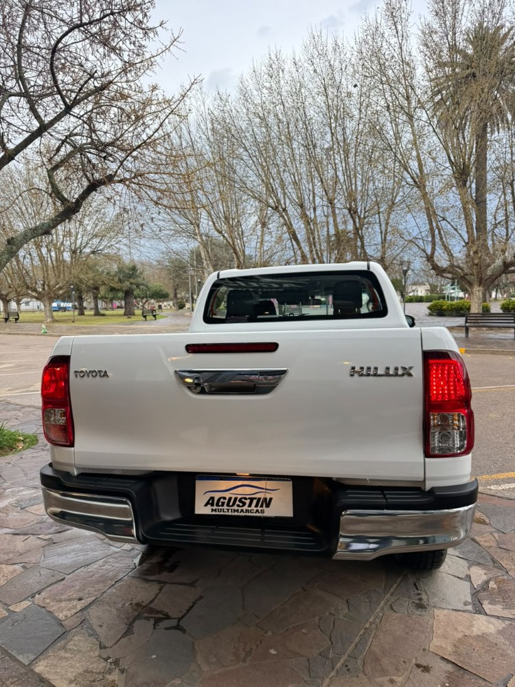 Toyota Hilux SR — foto 5