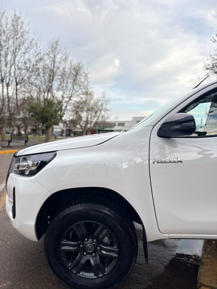 Toyota Hilux SR — foto 11