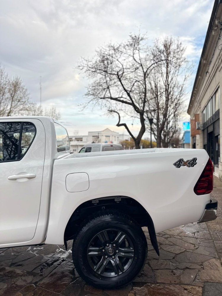 Toyota Hilux SR — foto 12