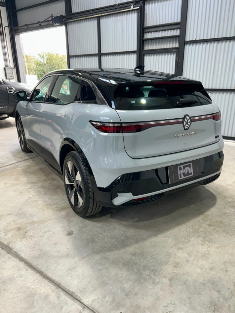 Renault Megane E-Tech Iconic — foto 7