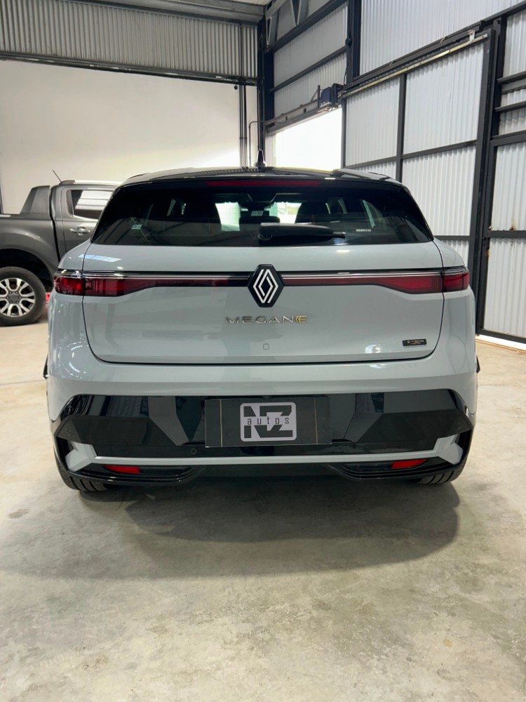 Renault Megane E-Tech Iconic — foto 8