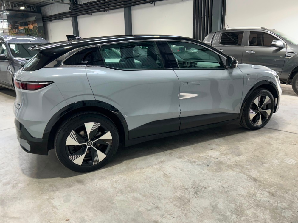 Renault Megane E-Tech Iconic — foto 10