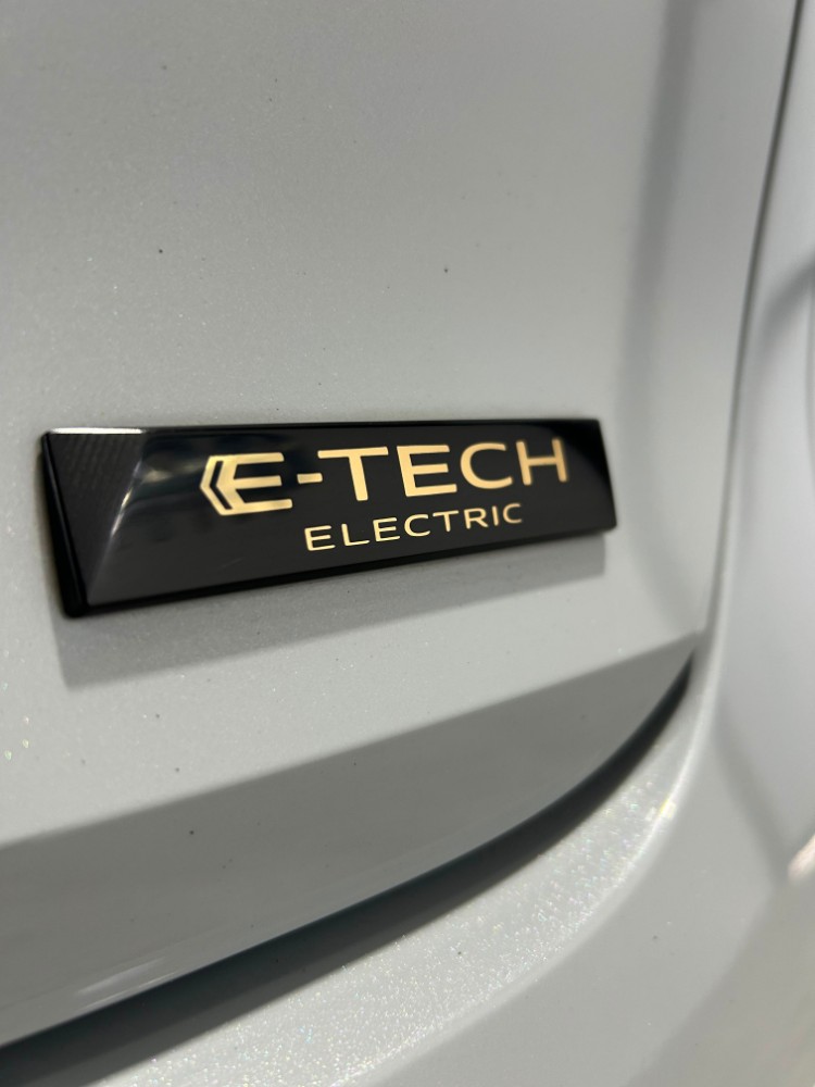 Renault Megane E-Tech Iconic — foto 11