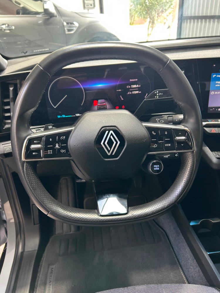 Renault Megane E-Tech Iconic — foto 12
