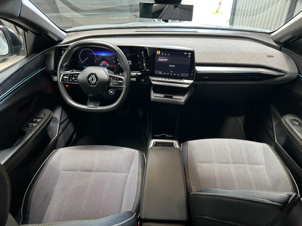Renault Megane E-Tech Iconic — foto 15