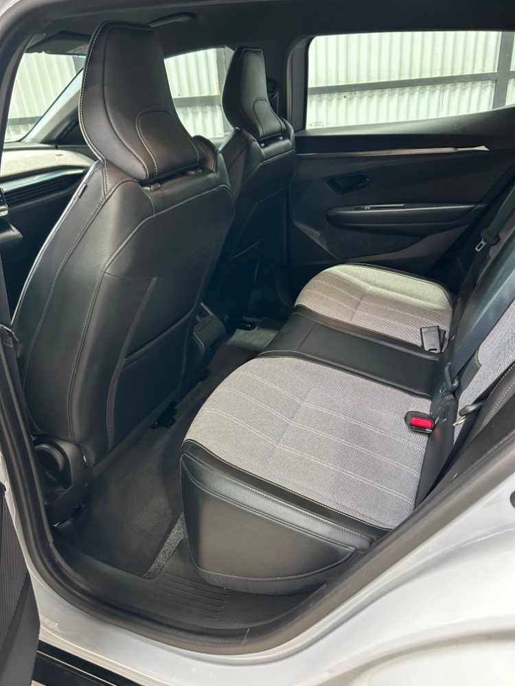 Renault Megane E-Tech Iconic — foto 18